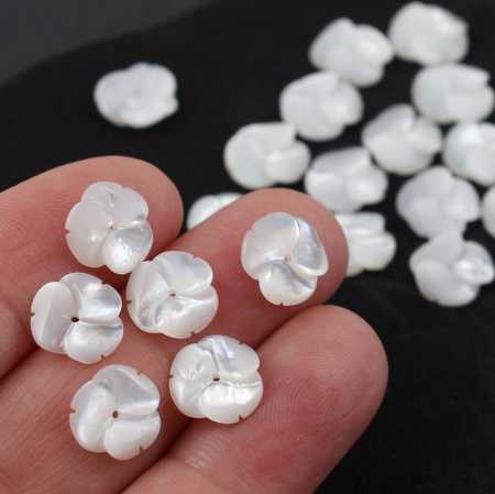 Muszla perłowa kwiatek 10mm