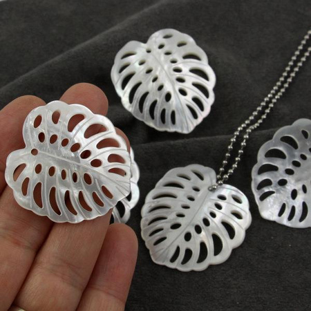 Masa perłowa monstera biała 40x36mm