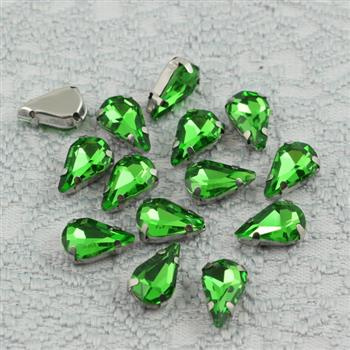 Kaboszon w oprawie łezka fasetowana green 13x8mm