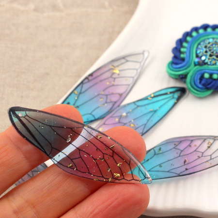 Akrylowa zawieszka skrzydło ważki turkusowo-fioletowe 51x16mm