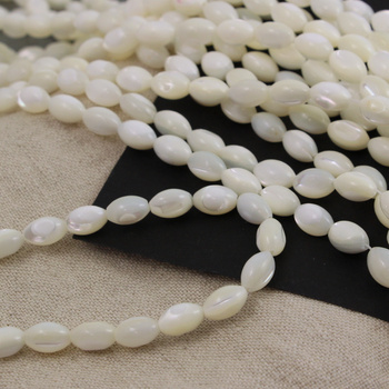 Muszla kremowa oliwka 9x6mm [sznur 39cm]