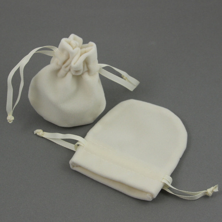 Sakiewka z weluru kremowa 10x8cm