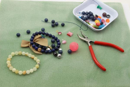 Mata do pracy z koralikami odcienie zieleni Beadsmith