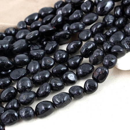 Turmalin czarny nieregularny owal