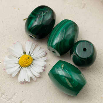 Malachit beczka 18-20x14-16mm ze skazami