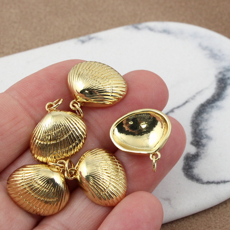 Zawieszka muszla mosiądz złocony 17mm