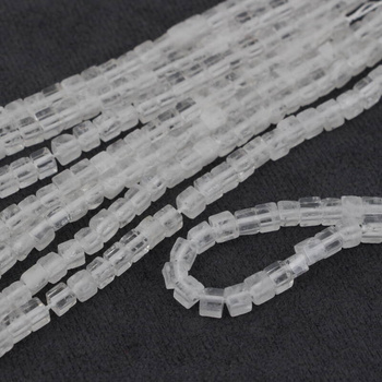 Kryształ górski kostka fasetowana 4mm [sznur 39cm]