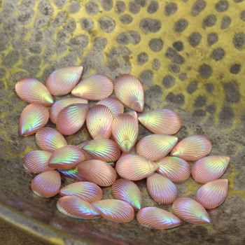 Kaboszon akrylowy łezka muszla różowa AB 12x8mm