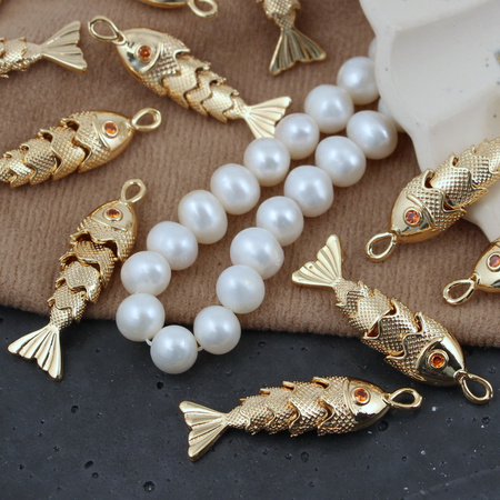 Zawieszka metalowa ryba z cyrkonią mosiądz złocony 34x8mm