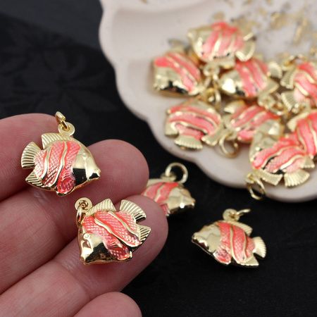 Zawieszka ryba mosiądz złocony emalia róż perłowy 18mm