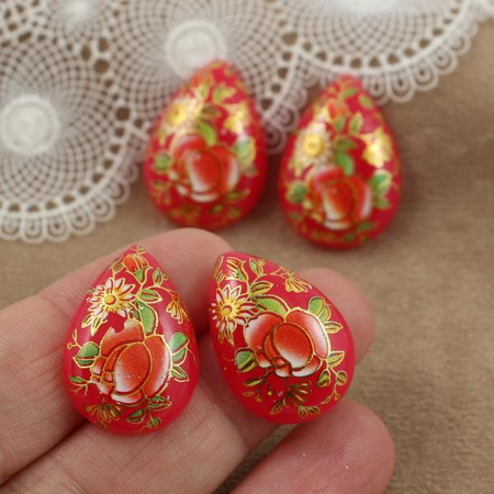 Kaboszon z żywicy malinowy w kwiaty łezka 25x18mm