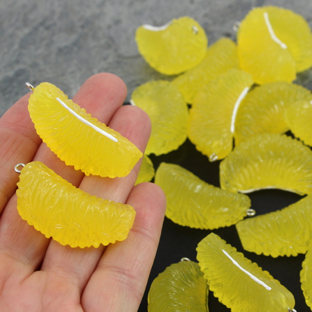 Akrylowa zawieszka mandarynka 40x22mm