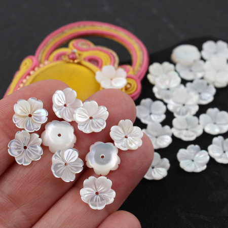 Muszla perłowa kwiatek 10mm