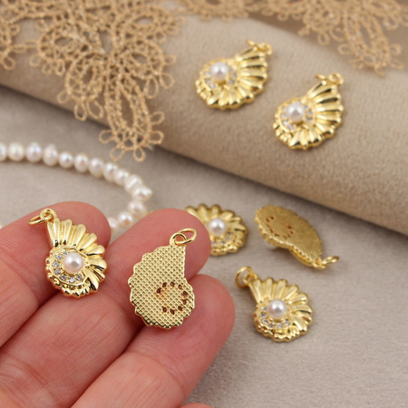 Zawieszka muszla z perłą i cyrkoniami mosiądz złocony 19x13mm