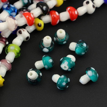 Koralik szklany zielony grzybek muchomor 16x10mm