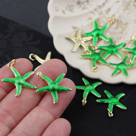 Zawieszka rozgwiazda mosiądz złocony emalia zielona metaliczna 22mm