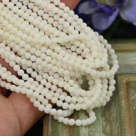 Muszla kremowa kula 4mm [sznur 38cm]