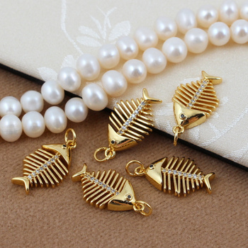 Zawieszka fishbone z cyrkoniami mosiądz złocony 22x13mm