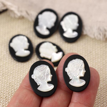 Kaboszon kamea z masy perłowej 25x18mm