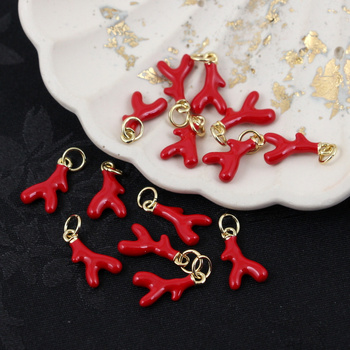 Zawieszka gałazka korala mosiądz złocony emalia czerwona 13mm