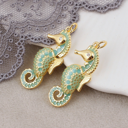 Zawieszka konik morski mosiądz złocony emaliowana zielona 30x11mm