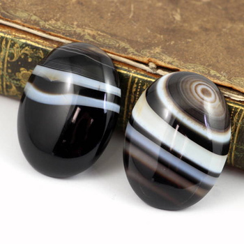 Kaboszon sardonyks owal 40x30mm