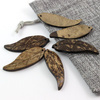 Zawieszka drewno kokosowe liść 50x17mm
