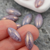Kaboszon szklany Milky White - Luster - Opaque Topaz/Pink wrzeciono 15x7mm