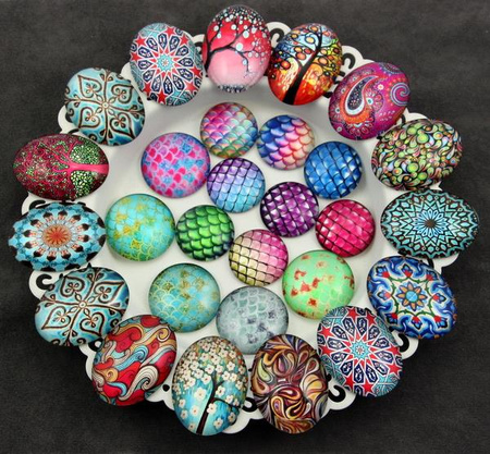 Kaboszon szklany z grafiką łuska węża moneta 25mm