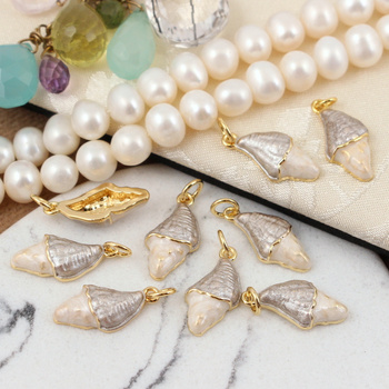 Zawieszka muszla mosiądz złocony emaliowana 18x8mm