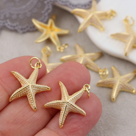 Zawieszka rozgwiazda mosiądz złocony emaliowana kremowa 18mm