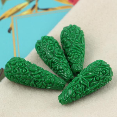 Rzeźbiona kropla zielona 28x11mm