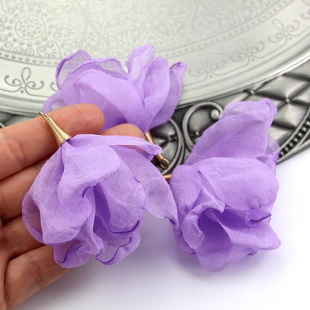 Szyfonowy kwiatek w tulejce pastelowo fioletowy 80mm