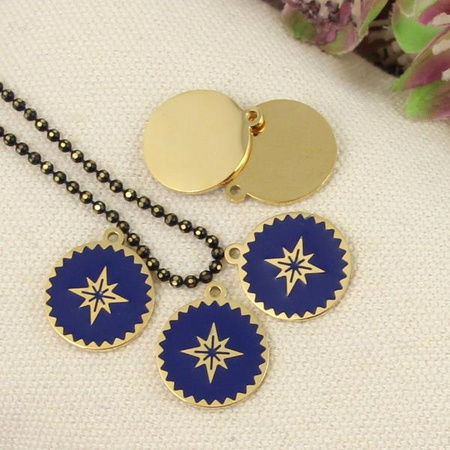 Zawieszka stal szlachetna pozłacana PVD emaliowana róża wiatrów granatowa 13mm