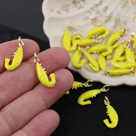 Zawieszka krewetka mosiądz złocony emalia limonka 20x9mm