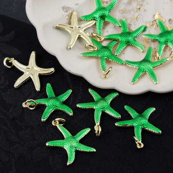 Zawieszka rozgwiazda mosiądz złocony emalia zielona metaliczna 22mm