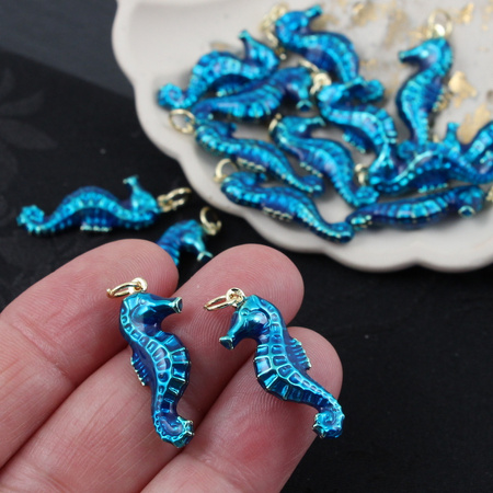 Zawieszka konik morski mosiądz złocony emalia niebieska metaliczna 26x10mm