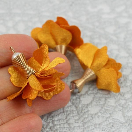 Kwiatek z perełką w tulejce miodowy 30mm