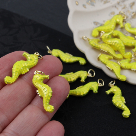 Zawieszka konik morski mosiądz złocony emalia limonka 26x10mm