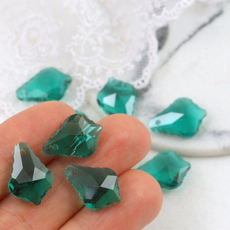 Kryształek szklany łezka barokowa fasetowana emerald 16x11mm