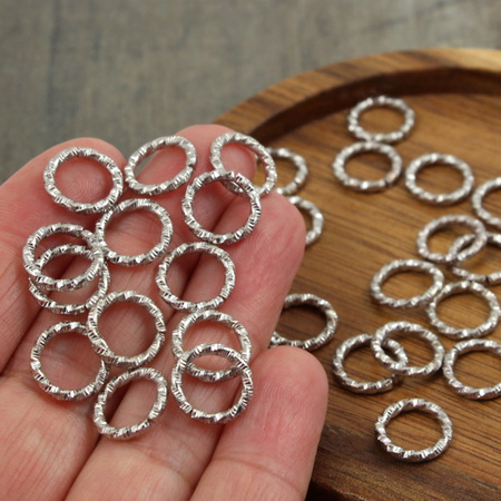 Łącznik metalowe kółko srebrne fakturowane 12mm