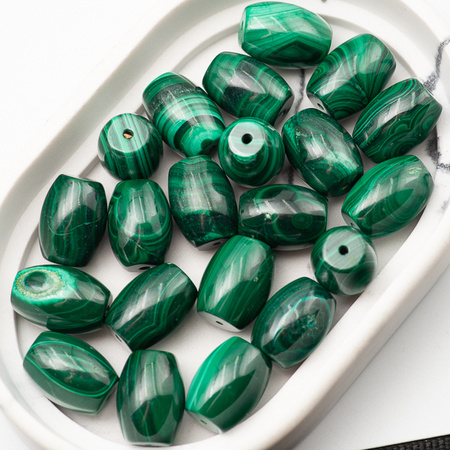 Malachit beczka 18-20x14-16mm ze skazami