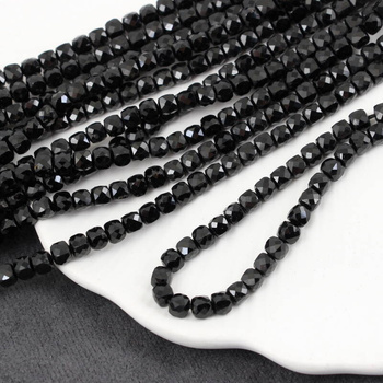 Turmalin czarny kostka fasetowana 4mm [sznur 39cm]