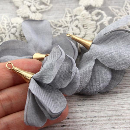 Ozdobny kwiatek w tulejce szary 50mm