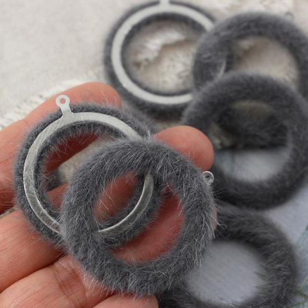 Zawieszka pompon - ring z futerkiem szary 36mm