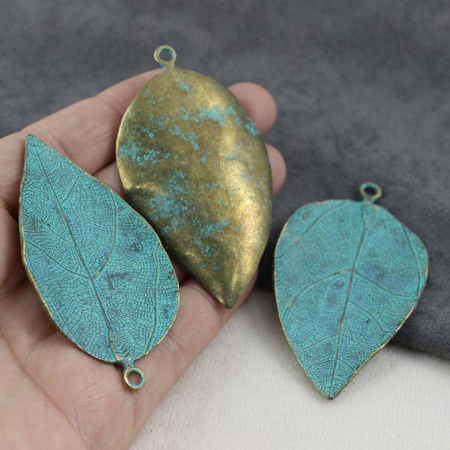 Metalowy liść mosiądz patynowany 70x40mm