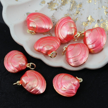 Zawieszka muszla mosiądz złocony emalia róż perłowy 20mm