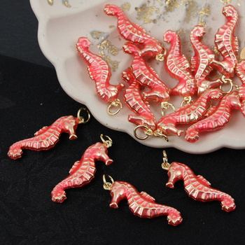 Zawieszka konik morski mosiądz złocony emalia róż perłowy 26x10mm