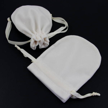 Sakiewka z weluru kremowa 12x10cm