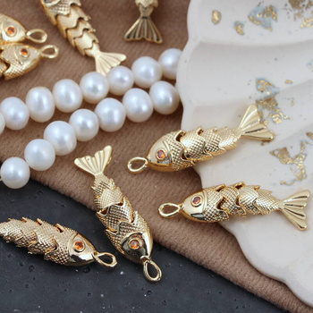 Zawieszka metalowa ryba z cyrkonią mosiądz złocony 34x8mm